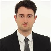 Ingeniero con un máster en ingeniería industrial y otro en desarrollo de negocios, especializado en energías renovables